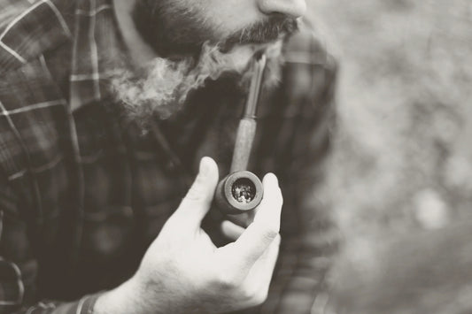 Photo by Leah Newhouse: https://www.pexels.com/photo/grayscale-photo-of-man-holding-tobacco-pipe-192473/ - Tilbehøret
